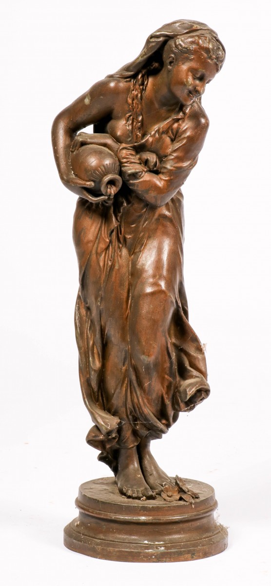 Een Zamak sculptuur van een waterdraagster, 20e eeuw.