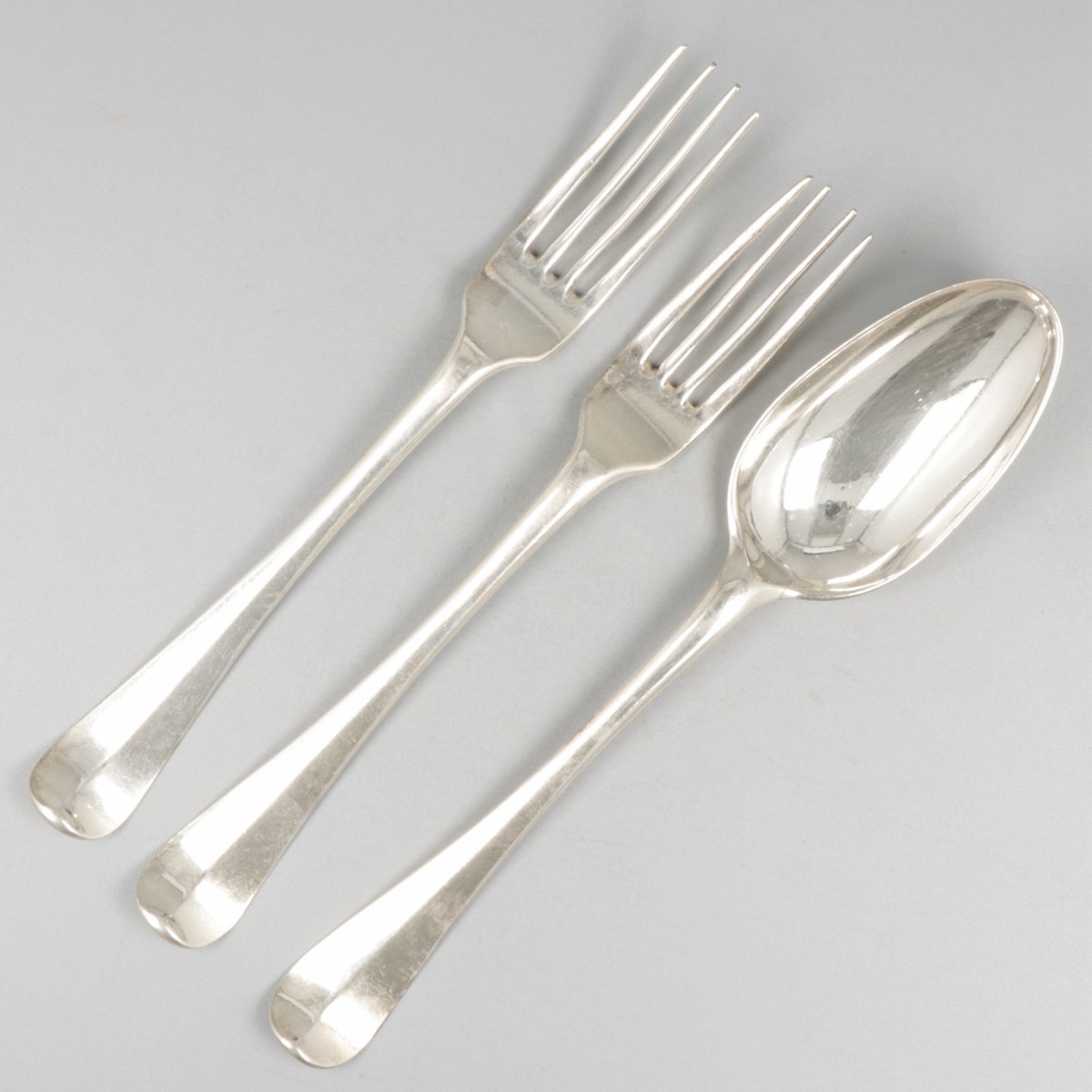 Dinerlepel & 2 vorken ('s-Gravenhage, Reynier de Haan 1731-1783) zilver.