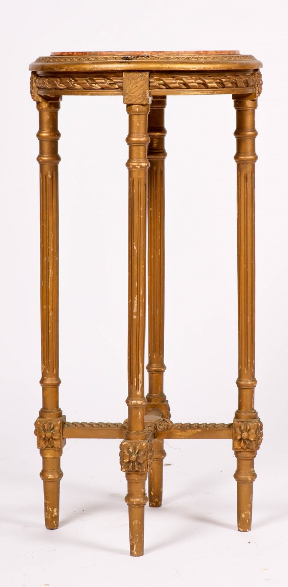 Een verguld houten Louis XVI-stijl piëdestal met marmeren blad, laat 19e eeuw.