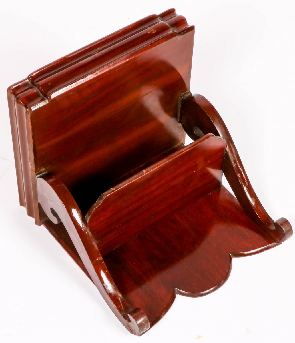 Een mahonie wandconsole, laat 19e eeuw.