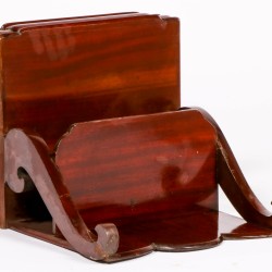 Een mahonie wandconsole, laat 19e eeuw.