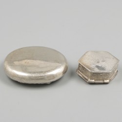 2-delig lot pillen- / pepermuntdoosjes zilver.