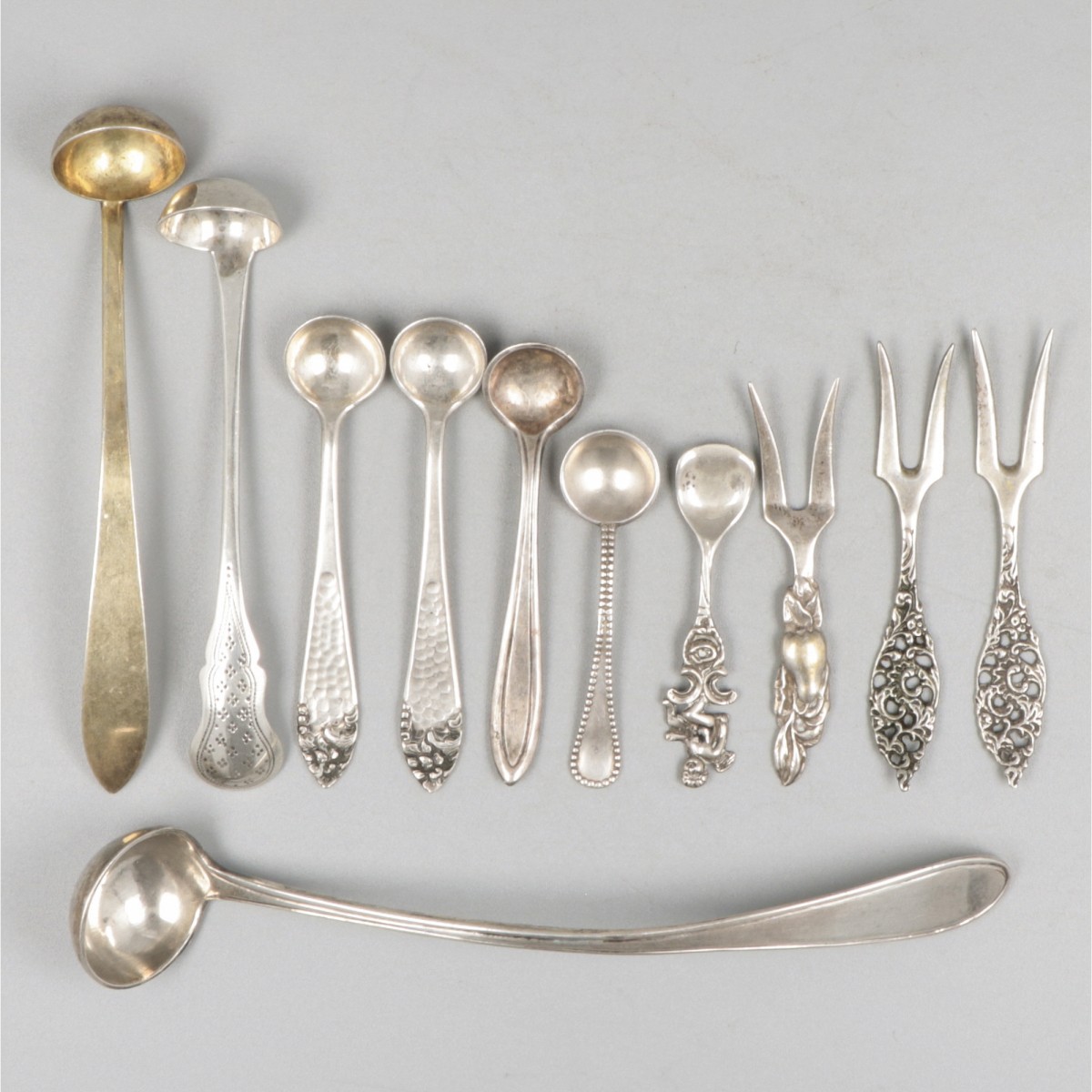 11-delig lot diverse zoutlepels, mosterdlepels en cocktailvorkjes zilver.