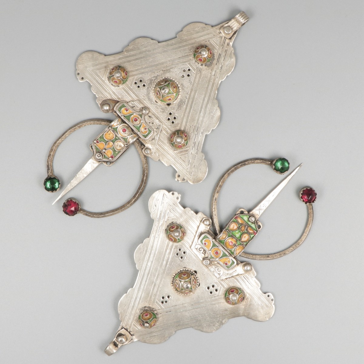 2-delige set Fibulae (Zuid-Marokko / West Anti-Atlas, Tiznit regio, naam begin 20e eeuw: Tizernai) zilver.