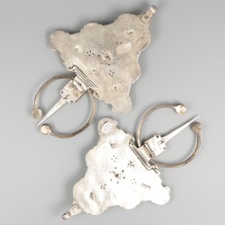 2-delige set Fibulae (Zuid-Marokko / West Anti-Atlas, Tiznit regio, naam begin 20e eeuw: Tizernai) zilver.