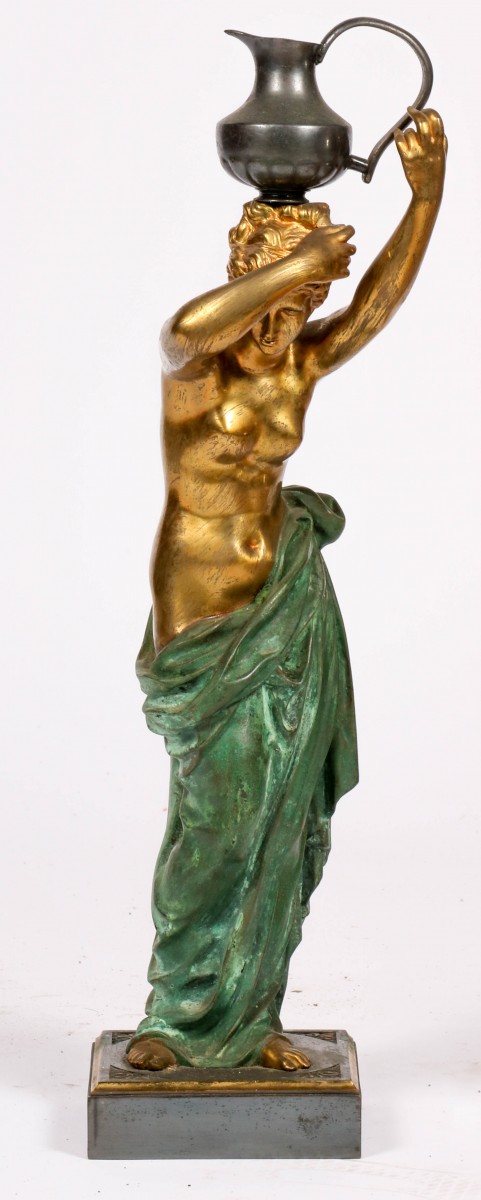 Een bronzen beeld van een waterdrager, 20e eeuw.