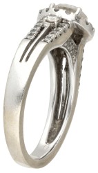 18 kt. Witgouden 'halo' ring bezet met ca. 0.94 ct. diamant.