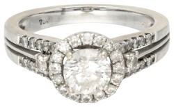 18 kt. Witgouden 'halo' ring bezet met ca. 0.94 ct. diamant.