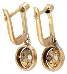 Antieke 14 kt. geelgouden en Pt 850 platina oorbellen bezet met roos geslepen diamanten.