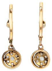 Antieke 14 kt. geelgouden en Pt 850 platina oorbellen bezet met roos geslepen diamanten.