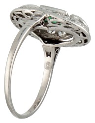 Pt 900 platina art deco ring bezet met ca. 0.50 ct. diamant en smaragd.