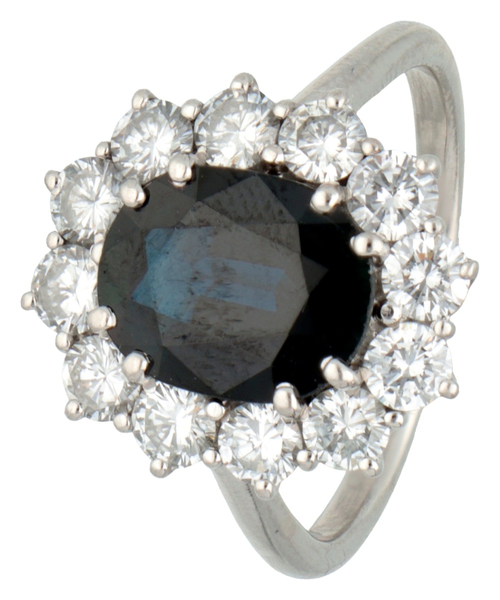 BWG 10 kt. witgouden entourage ring bezet met ca. 1.30 ct. diamant en ca. 2.50 ct. saffier.