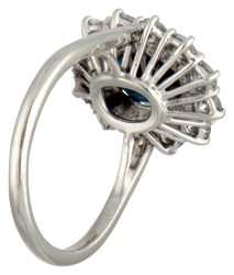 BWG 10 kt. witgouden entourage ring bezet met ca. 1.30 ct. diamant en ca. 2.50 ct. saffier.