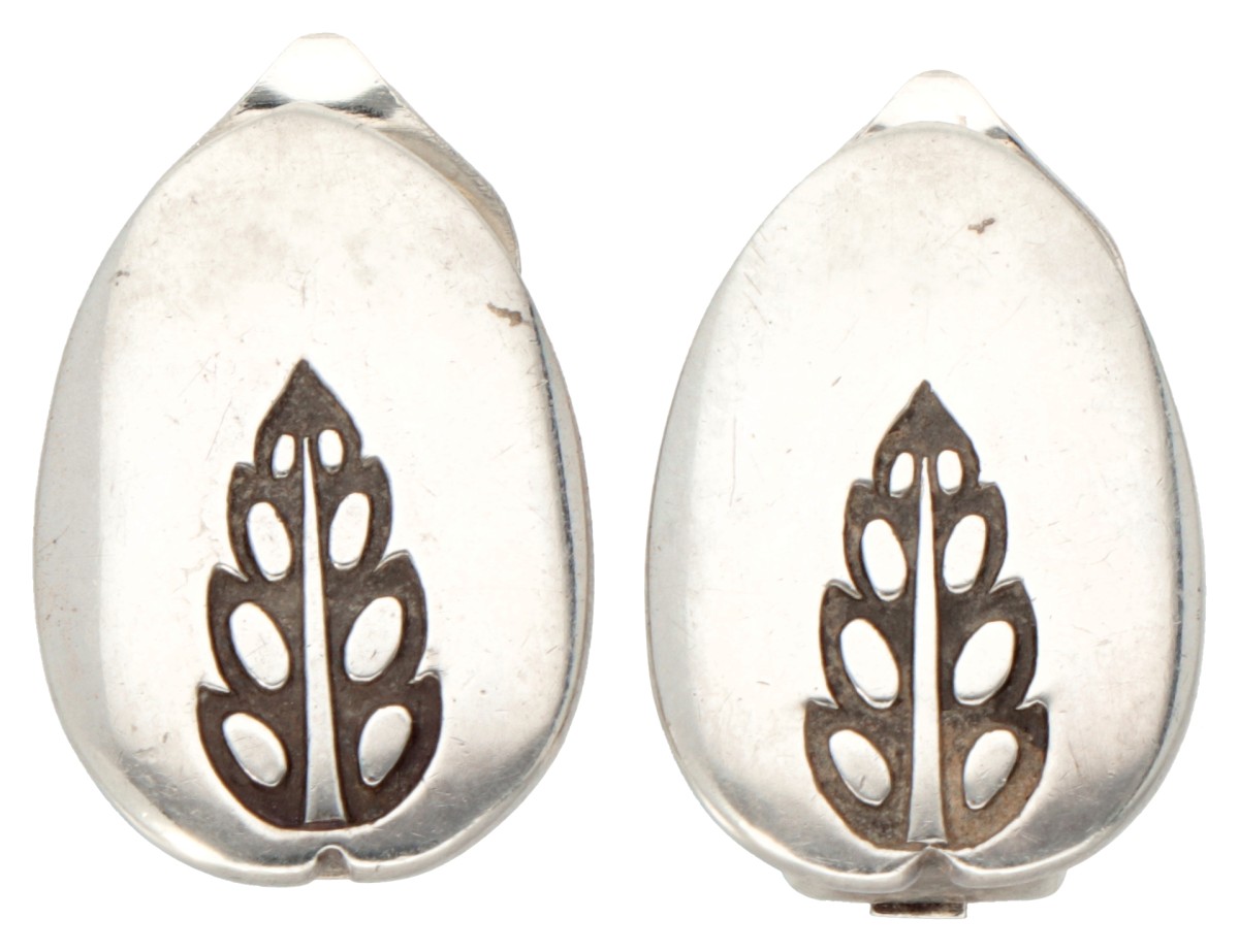 Sterling zilveren no.113 'Engraved Leaf' oorclips door Gundorph Albertus voor Georg Jensen.