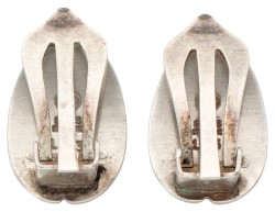 Sterling zilveren no.113 'Engraved Leaf' oorclips door Gundorph Albertus voor Georg Jensen.