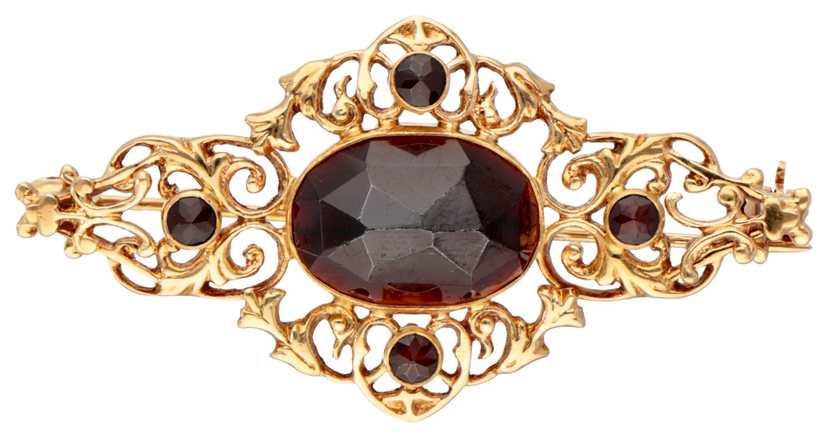 Vintage 14 kt. geelgouden opengewerkte broche bezet met granaat.