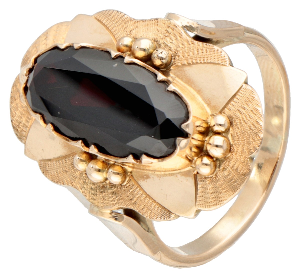Vintage 14 kt. geelgouden ovale ring bezet met granaat.