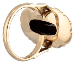 Vintage 14 kt. geelgouden ovale ring bezet met granaat.