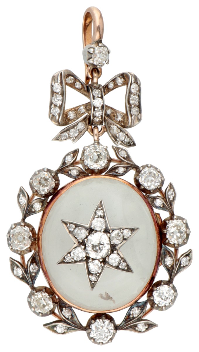 18 kt. Roségouden Victoriaanse 'Pool of Light' medaillon hanger met strik, bezet met ca. 4.90 ct. diamant en bergkristal.