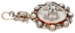 18 kt. Roségouden Victoriaanse 'Pool of Light' medaillon hanger met strik, bezet met ca. 4.90 ct. diamant en bergkristal.