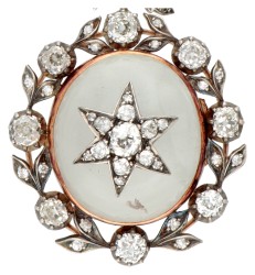18 kt. Roségouden Victoriaanse 'Pool of Light' medaillon hanger met strik, bezet met ca. 4.90 ct. diamant en bergkristal.