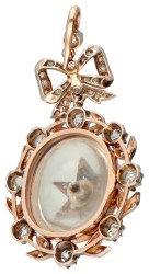 18 kt. Roségouden Victoriaanse 'Pool of Light' medaillon hanger met strik, bezet met ca. 4.90 ct. diamant en bergkristal.