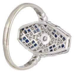 18 kt. Witgouden art deco ring bezet met ca. 0.36 ct. diamant en natuurlijk saffier.