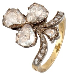 Antieke 14 kt. geelgouden 'Duchesse' of tiara klaverblad ring bezet met roosgeslepen diamant in zilver.