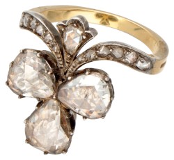 Antieke 14 kt. geelgouden 'Duchesse' of tiara klaverblad ring bezet met roosgeslepen diamant in zilver.