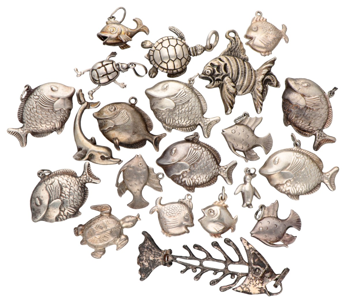 Lot van diverse zilveren hangers van zeedieren.