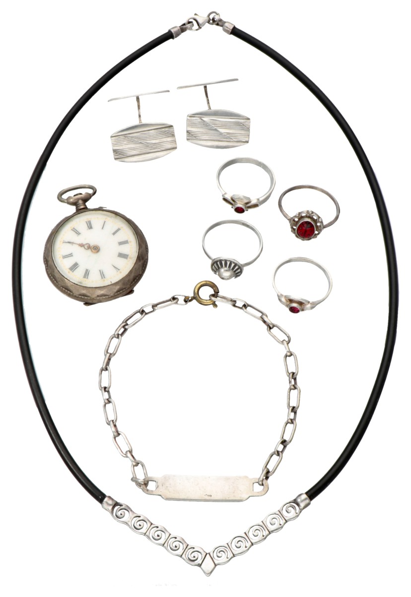 Lot van 8 diverse zilveren sieraden.