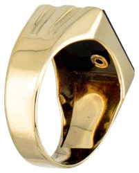 14 kt. Geelgouden zegelring met ca. 0.02 ct. diamant op onyx gezet.