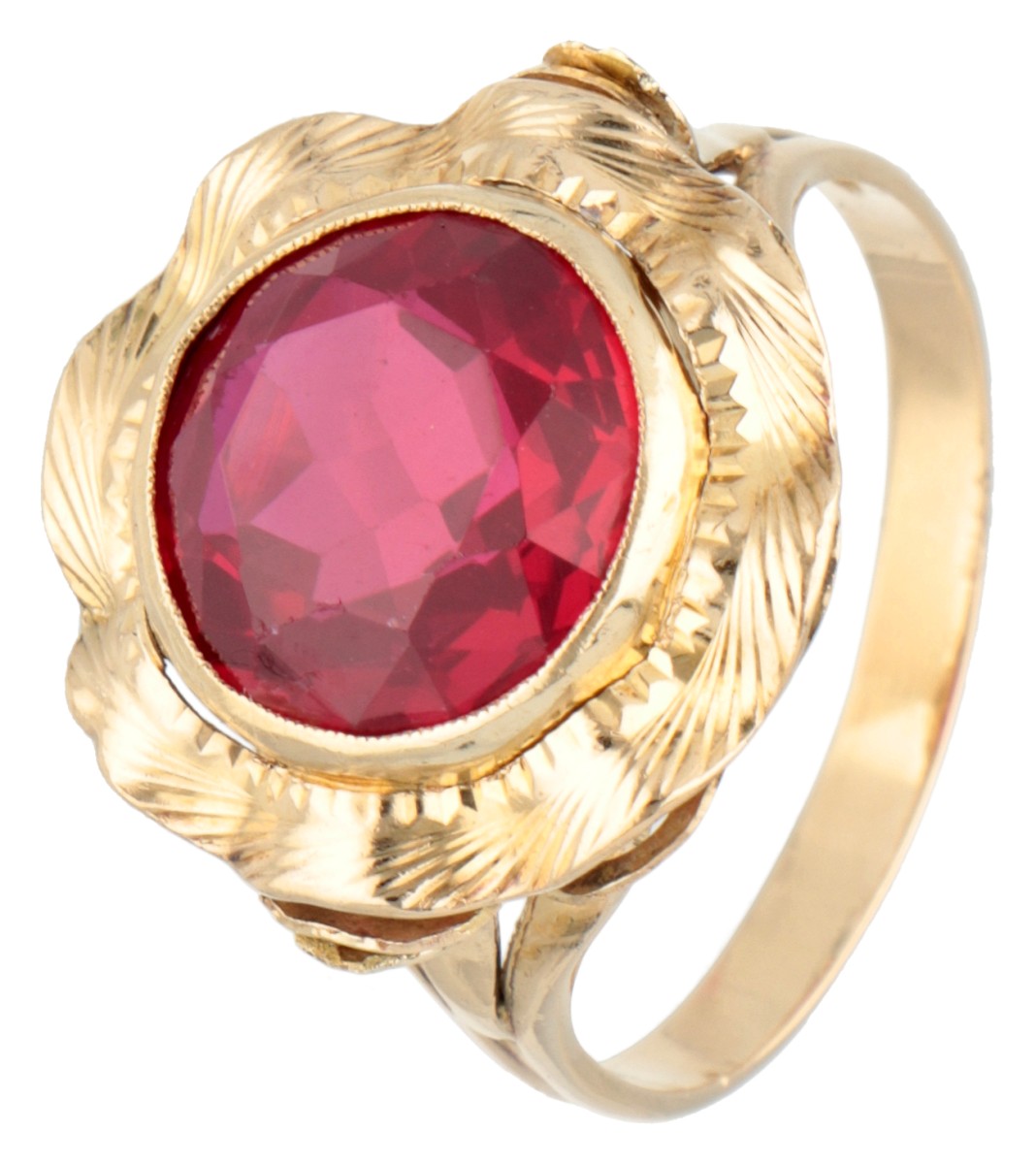 Vintage 18 kt. geelgouden ring bezet met ca. 4.40 ct. synthetische robijn.