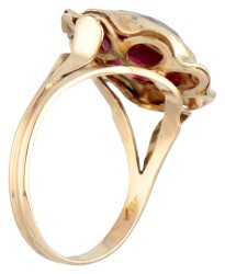 Vintage 18 kt. geelgouden ring bezet met ca. 4.40 ct. synthetische robijn.
