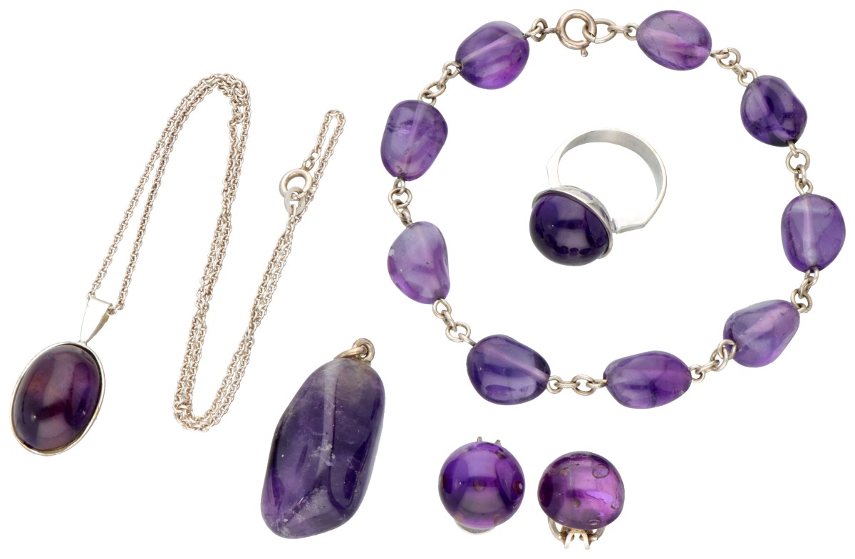 Lot bestaande uit vijf diverse zilveren sieraden bezet met amethist.