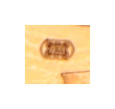 18 kt. Geelgouden oorclips bezet met strass stenen.