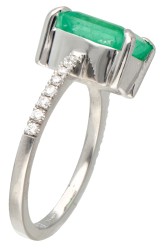 18 kt. Witgouden shoulder ring bezet met een natuurlijke Colombiaanse smaragd van 4.28 ct. en ca. 0.16 ct. diamant.