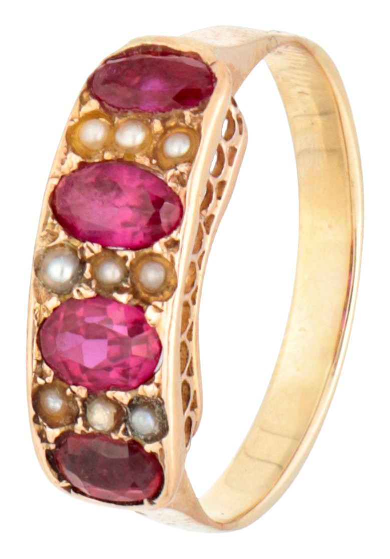 Antieke 14K geelgouden ring bezet met synthetische robijn en zaadparels.
