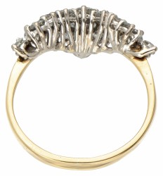 18 kt. Geelgouden V-vormige entourage ring bezet met ca. 0.90 ct. diamant.