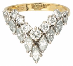 18 kt. Geelgouden V-vormige entourage ring bezet met ca. 0.90 ct. diamant.