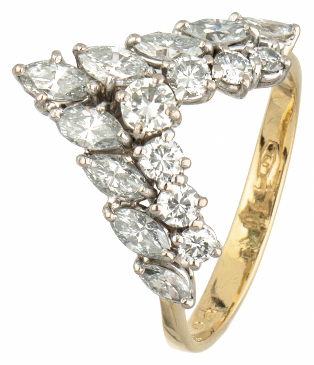 18 kt. Geelgouden V-vormige entourage ring bezet met ca. 0.90 ct. diamant.