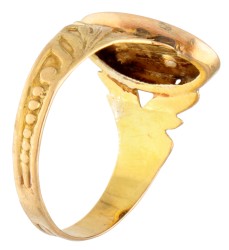 Antieke 14 kt. geelgouden ring bezet met glasgranaat en zaadparels.