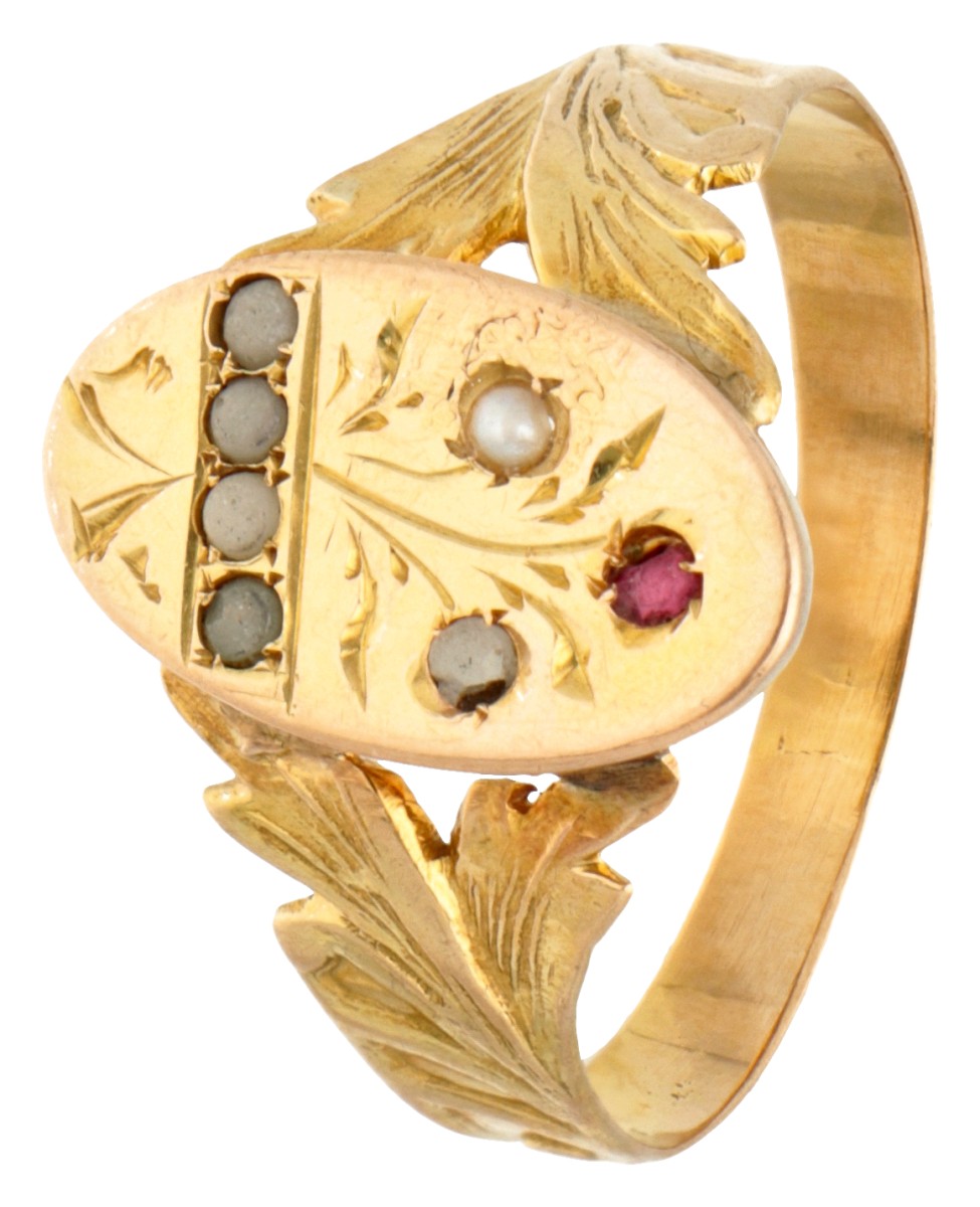 Antieke 14 kt. geelgouden ring bezet met glasgranaat en zaadparels.