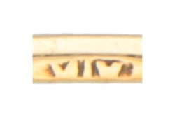 14 kt. Bicolor gouden art deco staafbroche bezet met ca. 0.20 ct. diamant.