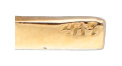 14 kt. Bicolor gouden art deco staafbroche bezet met ca. 0.20 ct. diamant.