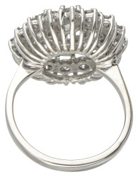 18 kt. Witgouden entourage ring bezet met ca. 1.95 ct. diamant.