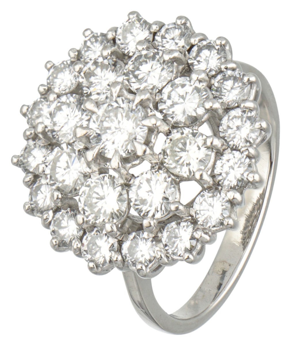 18 kt. Witgouden entourage ring bezet met ca. 1.95 ct. diamant.