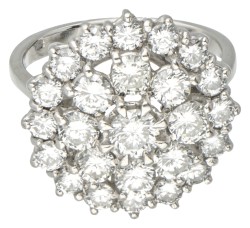 18 kt. Witgouden entourage ring bezet met ca. 1.95 ct. diamant.