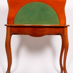 Een thee-/ speeltafel, 20e eeuw.