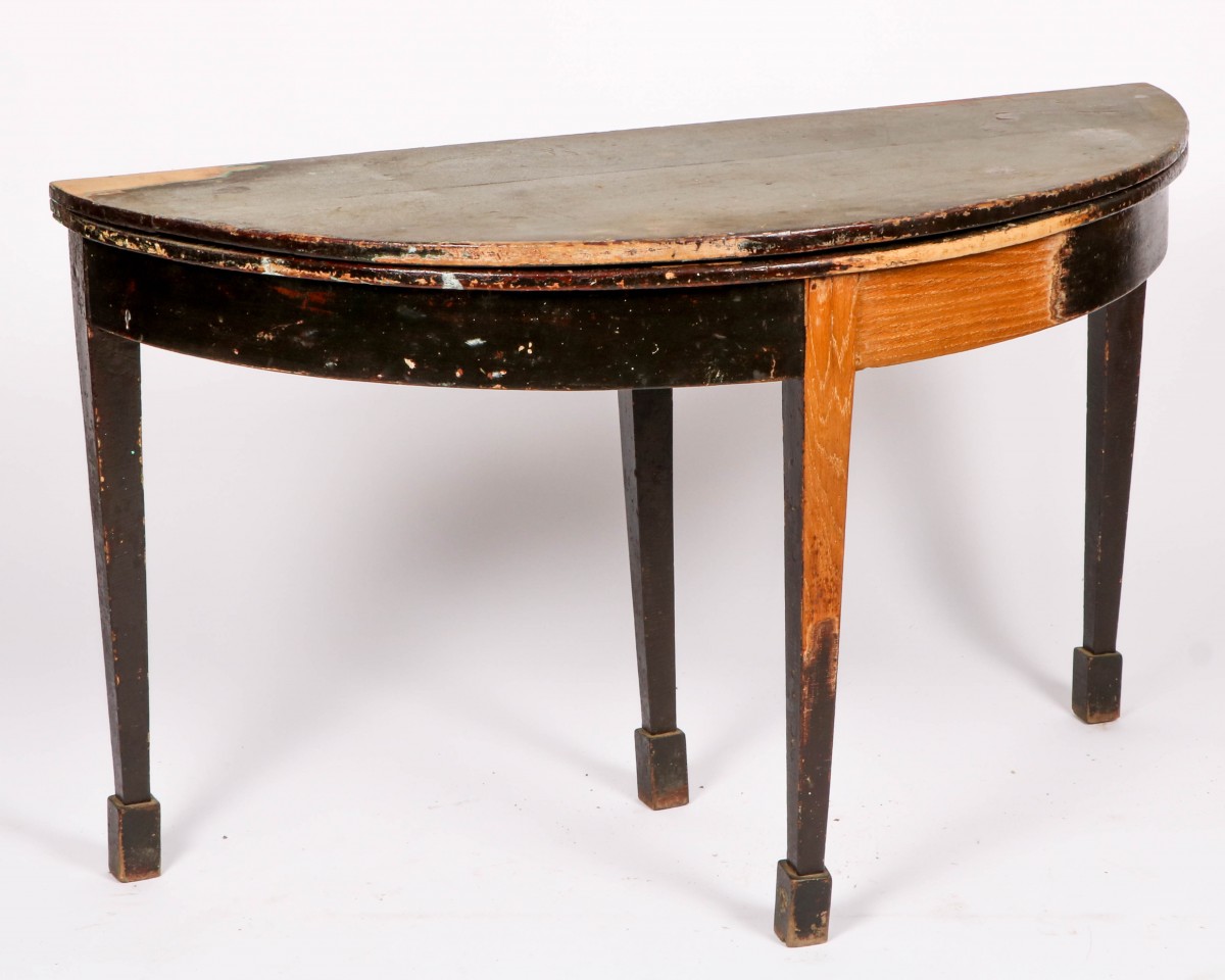 Een ronde/ halve-maan tafel, 20e eeuw.